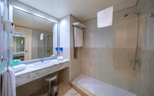 苏塞马哈巴皇家塞勒姆酒店 - 仅限家庭的一间带水槽和淋浴的浴室