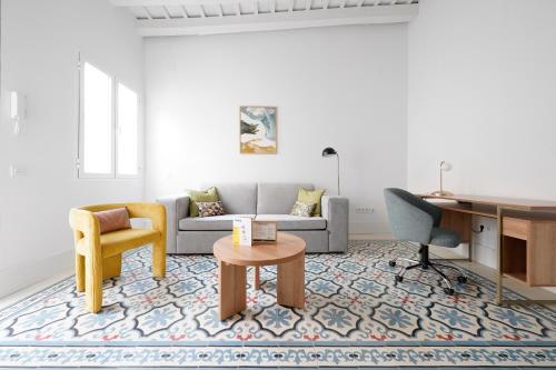 塞维利亚numa I Solea Apartments的客厅配有沙发和桌子