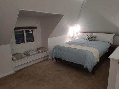 夏延Rancher's Capitol Lodge的一间卧室设有一张床和一个窗口