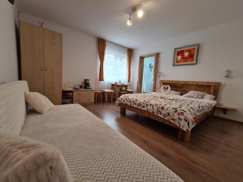 布什泰尼Casa Farcaș Bușteni的一间卧室配有两张床和一张沙发。