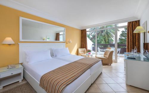 苏塞玛哈贝塞尔姆酒店 - 仅限家庭入住的酒店客房设有一张床和一个阳台。