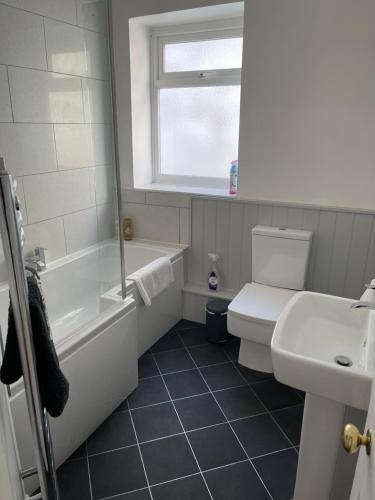 多切斯特Dorchester central flat的带浴缸、卫生间和盥洗盆的浴室