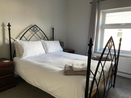 多切斯特Dorchester central flat的卧室配有一张带白色床单和枕头的大床。