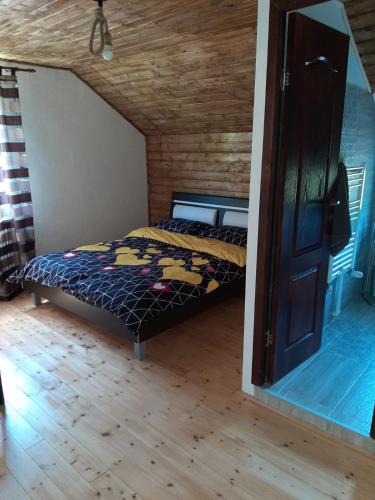 Sebeşu de JosCasa de vacanta Cabana Toto的一间卧室配有一张床,铺有木地板