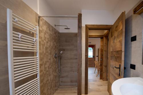 利维尼奥AG Apartments Livigno centro的带淋浴和盥洗盆的浴室