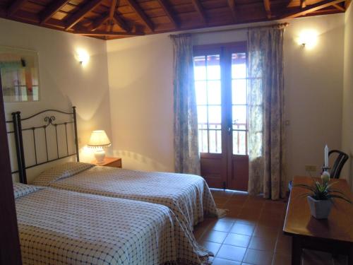 下布雷尼亚Casas-Bungalows Los Pajeros的一间卧室设有一张床和一个大窗户