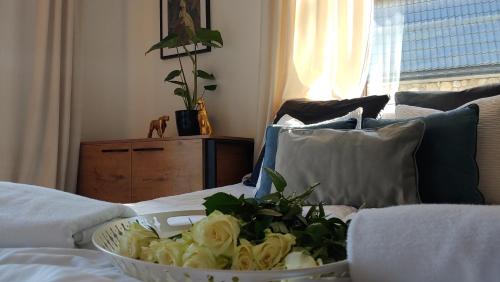 考斯赛力克Apartament Dolce Vita Kościelisko Resort的床上一碗鲜花