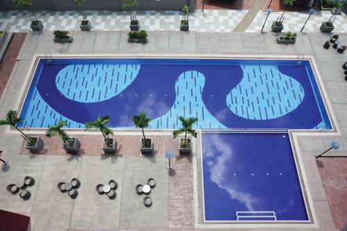 吉隆坡UTM Hotel & Residence的享有带建筑的大型游泳池的顶部景致