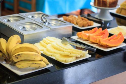 伊塔乌纳斯普萨达曼格赛克酒店的自助餐,包括香蕉和其他水果盘