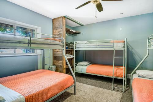 Farmhouse Family Getaway客房内的一张或多张双层床