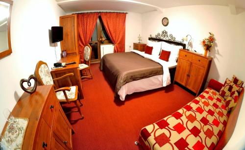 斯泰尔霍伊B&B Sant Bernard的酒店客房,配有床和沙发