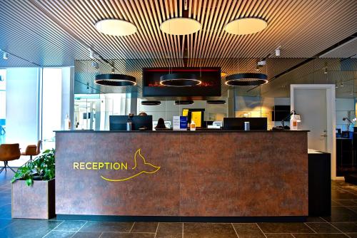 伊卢利萨特Best Western Plus Hotel Ilulissat的带有前台的餐厅的接待区