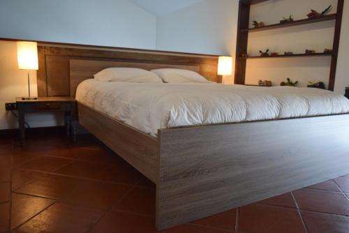 危地马拉安地瓜Villas Catalina的一间卧室配有一张大床和木制床头板