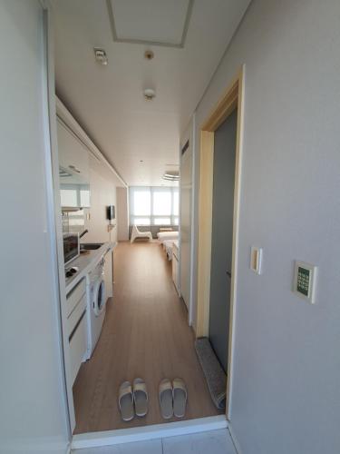 仁川市Treehouse的厨房的走廊,带两双拖鞋