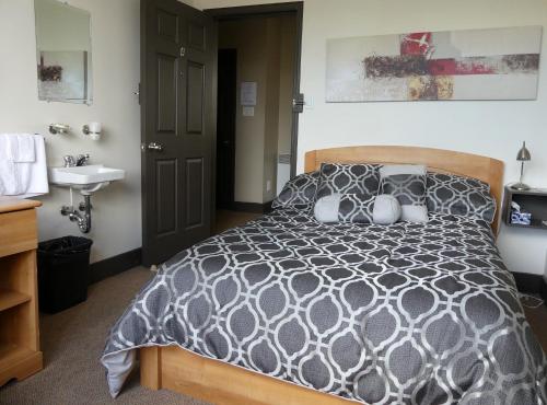 魁北克市812乡间度假别墅的一间卧室设有一张大床和一个水槽