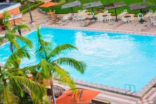 内罗毕Utalii Hotel的享有棕榈树大型游泳池的顶部景致