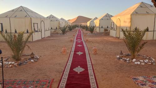 梅尔祖卡Berber Soul luxury Camp的沙漠中的一个火车轨道