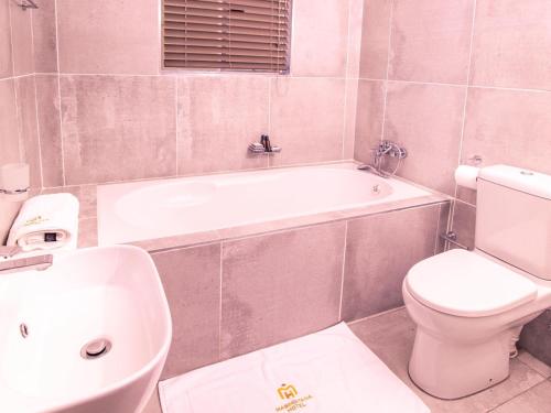 AcornhoekMasingitana Hotel的带浴缸、卫生间和盥洗盆的浴室