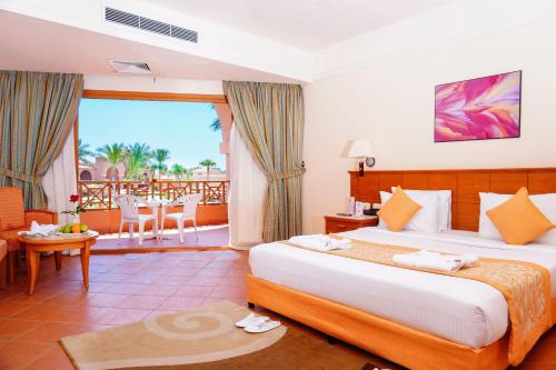 沙姆沙伊赫查密立恩花园水上乐园酒店的酒店客房设有一张床和一个阳台。
