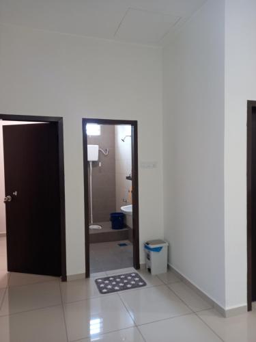 宜力Homestay Zaki D'Gerik的一间带卫生间的浴室和一扇带地毯的门