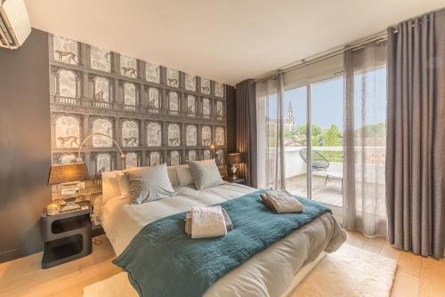 安锡Annecy Lake, Luxury top floor apartment - LLA Selections by Location Lac Annecy的一间卧室设有一张床和一个大窗户