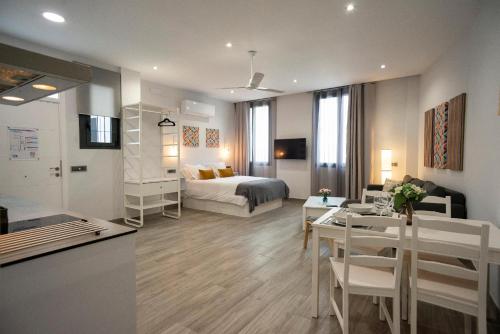 科尔多瓦EM21 Apartamentos的一间带床的客厅和一间餐厅