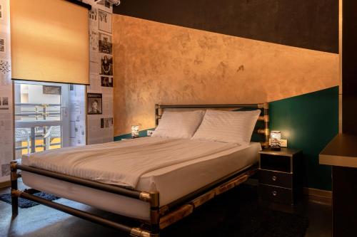 萨格勒布Timeout Heritage Hotel Zagreb的一间卧室设有一张床和绿色的墙壁