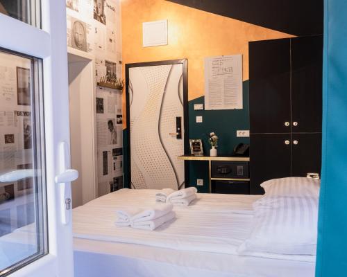 萨格勒布Timeout Heritage Hotel Zagreb的一间卧室配有带毛巾的床