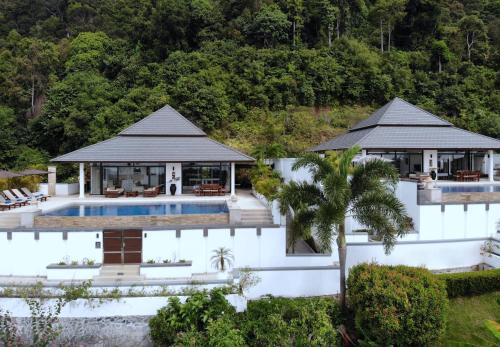 高兰Kulraya Villas - Luxury Serviced Pool Villas的享有带游泳池的房屋的空中景致