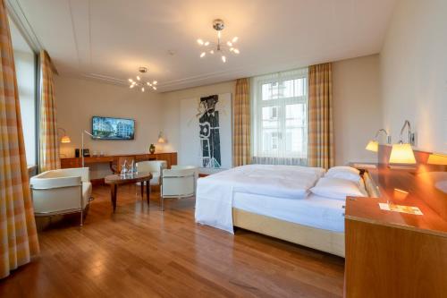 圣加仑爱因斯坦圣加仑酒店的一间酒店客房,一间设有一张床和一张书桌