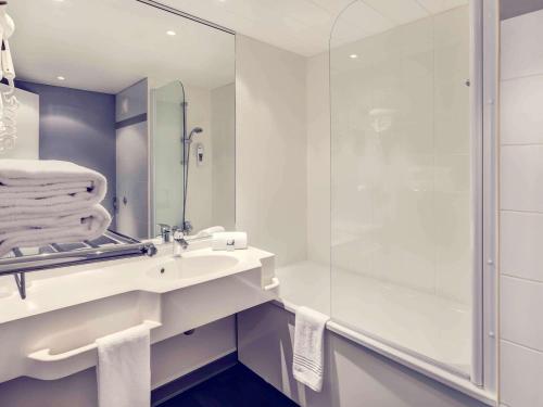 博韦博韦宜必思尚品酒店的白色的浴室设有水槽和淋浴。