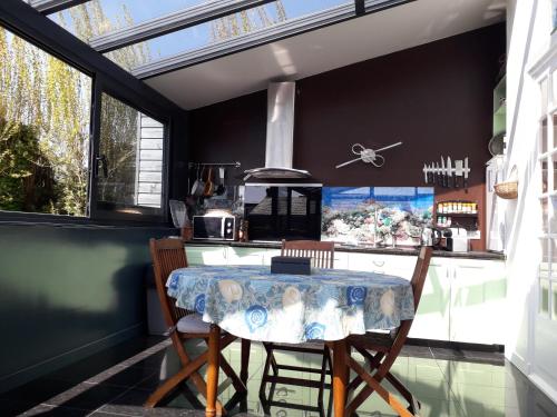 巴讷维尔-卡特里特Ecrin de tranquillité - Centre Village的厨房配有桌椅和窗户。