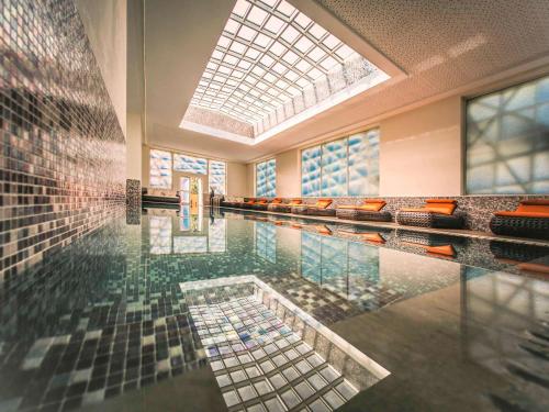 拉巴特拉巴特索菲特玫瑰园酒店的一个带玻璃天花板的大型游泳池