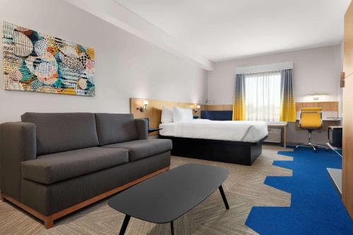 Microtel Inn Suites by Wyndham Lac-Megantic的休息区