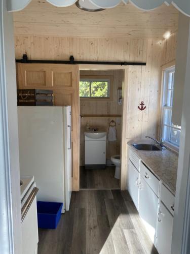梅戈格Chalets Memphrémagog的一间带冰箱和水槽的小厨房