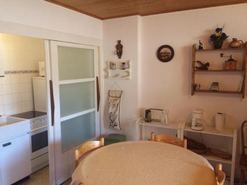 蒙热内夫尔Studio Montgenèvre, 1 pièce, 4 personnes - FR-1-445-90的带桌子的厨房和带台面的小厨房