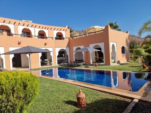 阿加迪尔Riad Asmaa Agadir的一座带游泳池的房子的图象