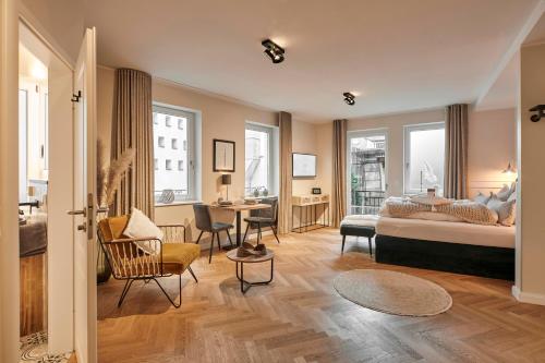 富尔达Loft 1540 - Boutique Ferienwohnungen的一间卧室设有一张床和一间客厅。
