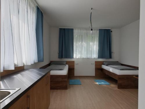 克雷姆斯明斯特Haus an der Krems的客房设有两张床和水槽。