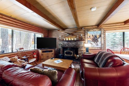 Lake Tahoe Cabin Perfection的休息区