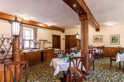 莫里茨堡楚而夫瓦尔德旅馆的一间在房间内配有桌椅的餐厅