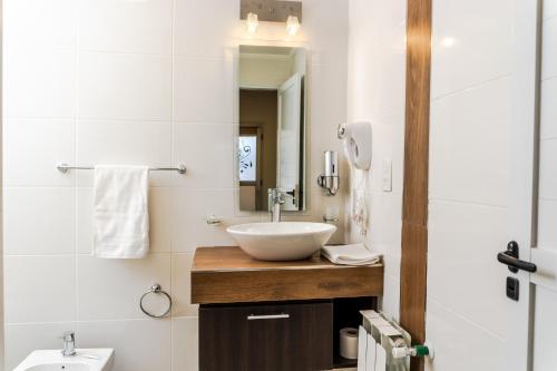 门多萨Hotel Dalai的一间带水槽和镜子的浴室