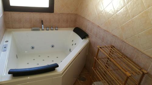 埃尔博斯克Casa Las Truchas的一间位于客房内的带白色浴缸的浴室
