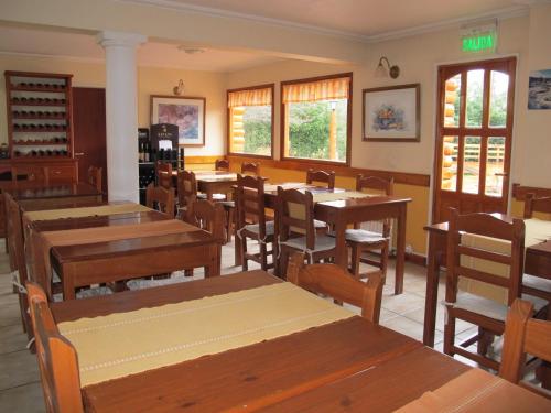 Hosteria Maiten Escondido餐厅或其他用餐的地方
