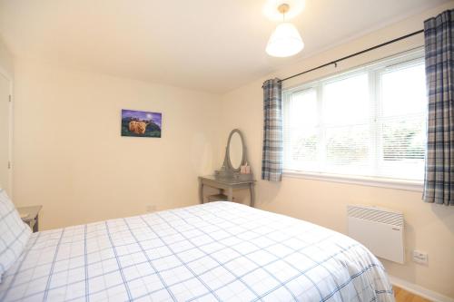 爱丁堡荷里路德套房公寓的一间卧室设有一张床和一个窗口