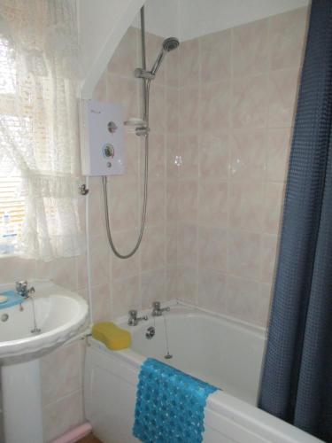 卡迪夫216 GLYN EIDDEW (IVY VALE)的带淋浴、浴缸和盥洗盆的浴室