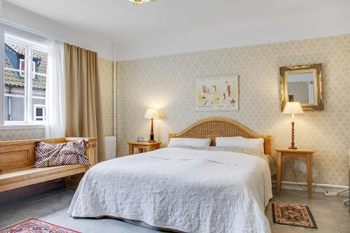 斯塔德约尔酒店的一间卧室设有一张大床和一个窗户。