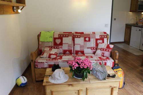 拉塔尼亚格兰德布瓦克莱布朗芝公寓的一张桌子,一张沙发上摆着一大堆礼物