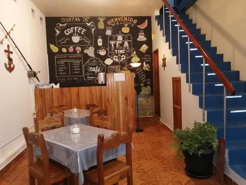 巴克里索莫雷诺港Hostal La Casa de Luis的墙上有桌子和黑板的餐厅