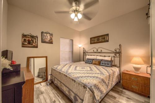 新布朗费尔斯Riverside Condo SS 4B的一间卧室配有一张床、梳妆台和镜子
